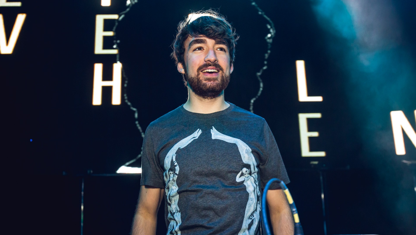 Oliver heldens from mars. Хелденс. Hi-lo Oliver Heldens. Оливер хелденс married. Oliver Heldens Heldeep.